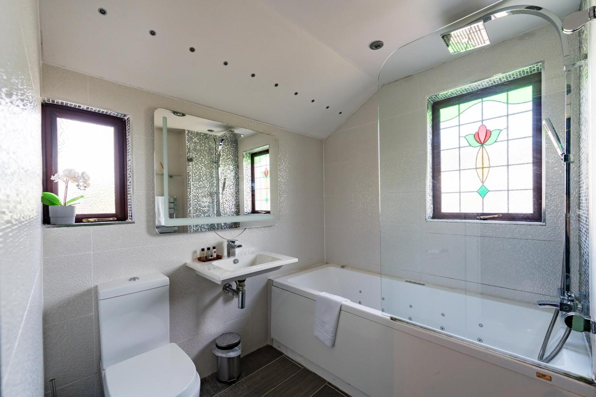 City Retreat, Spacious 4 Bed House, Games Room, Parking, Hot Tub & Bbq 卡迪夫 外观 照片