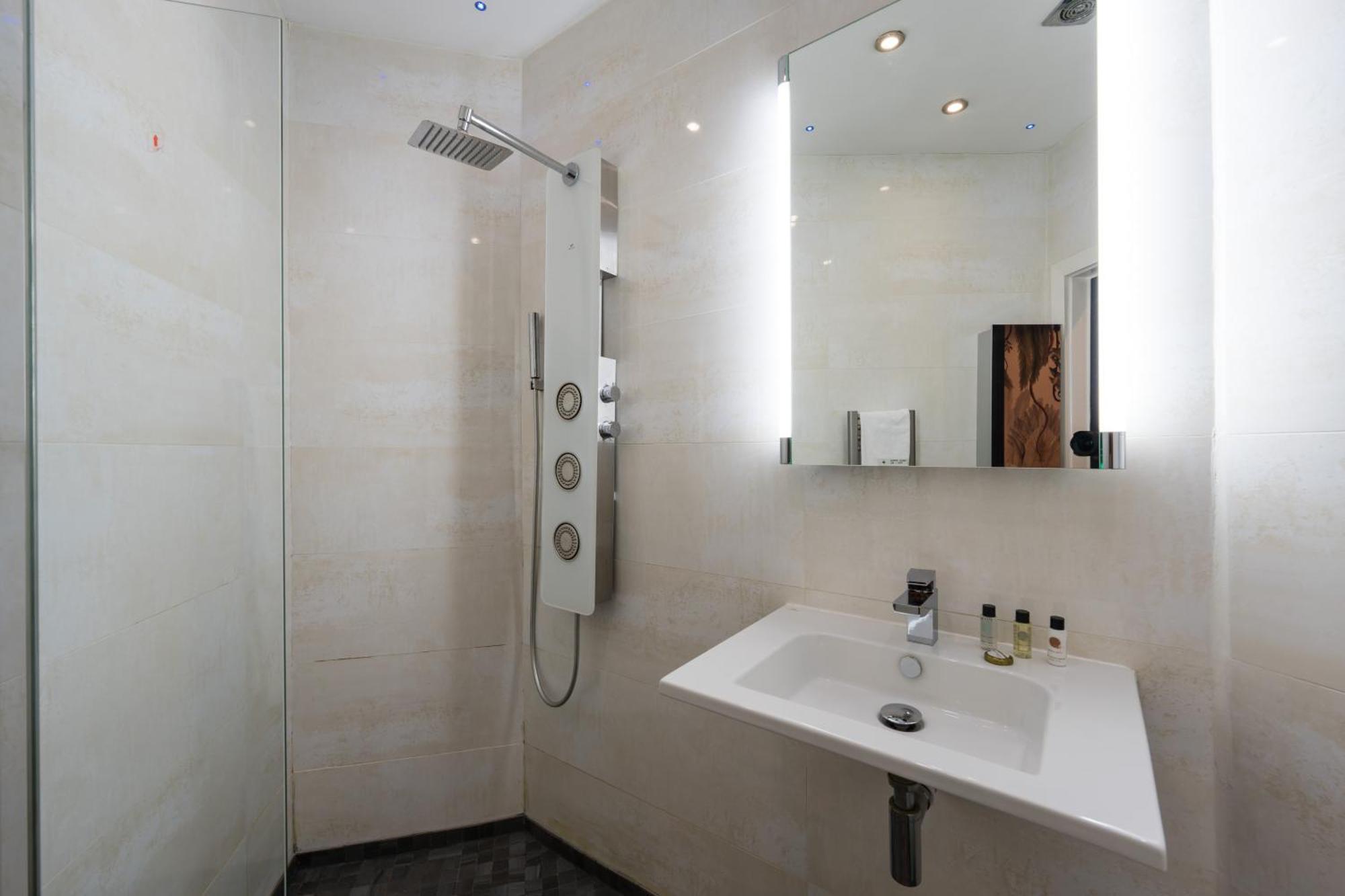 City Retreat, Spacious 4 Bed House, Games Room, Parking, Hot Tub & Bbq 卡迪夫 外观 照片